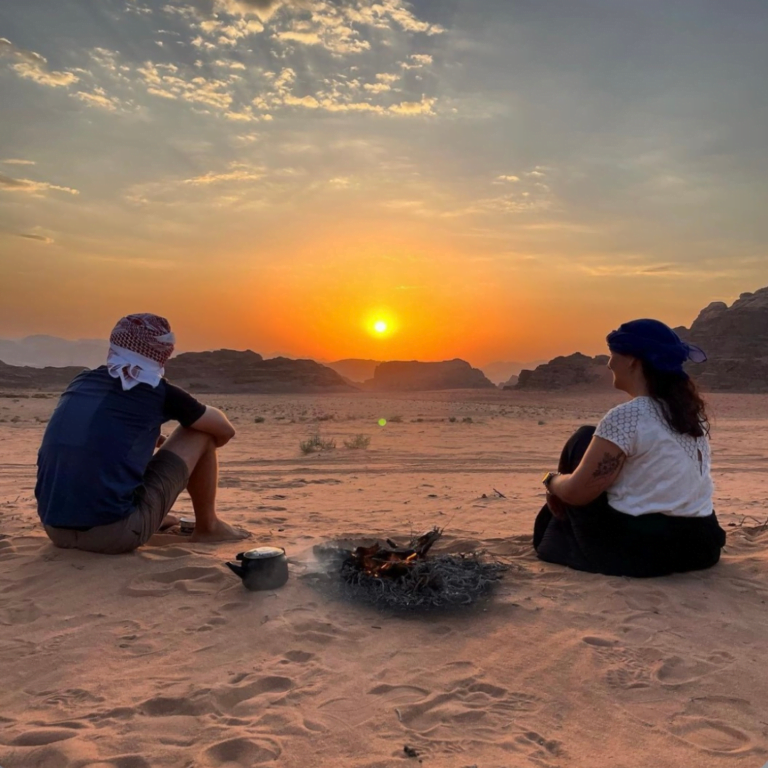 Coucher de soleil sur le désert du Wadi Rum en Jordanie