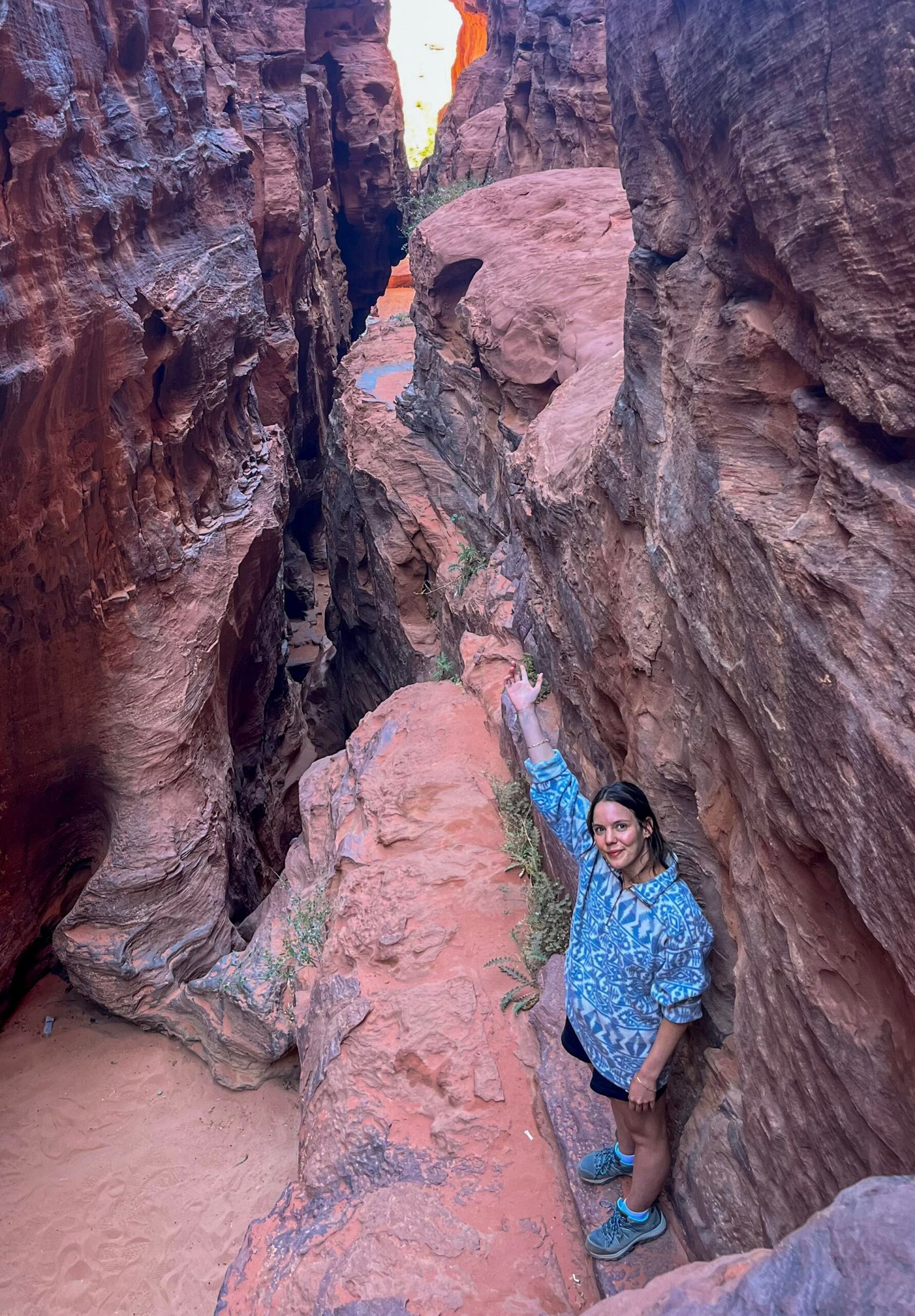 Randonneuse dans une cheminée du Jebel Khazali