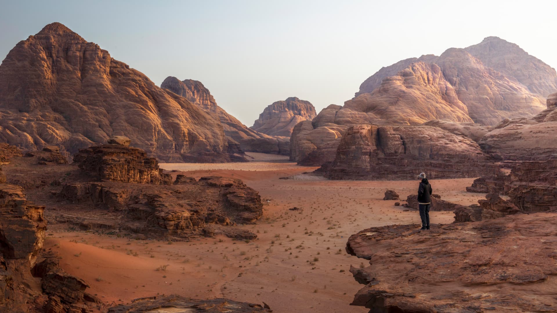 Panorama du désert de Wadi Rum – sable rouge et formations rocheuses au coucher de soleil