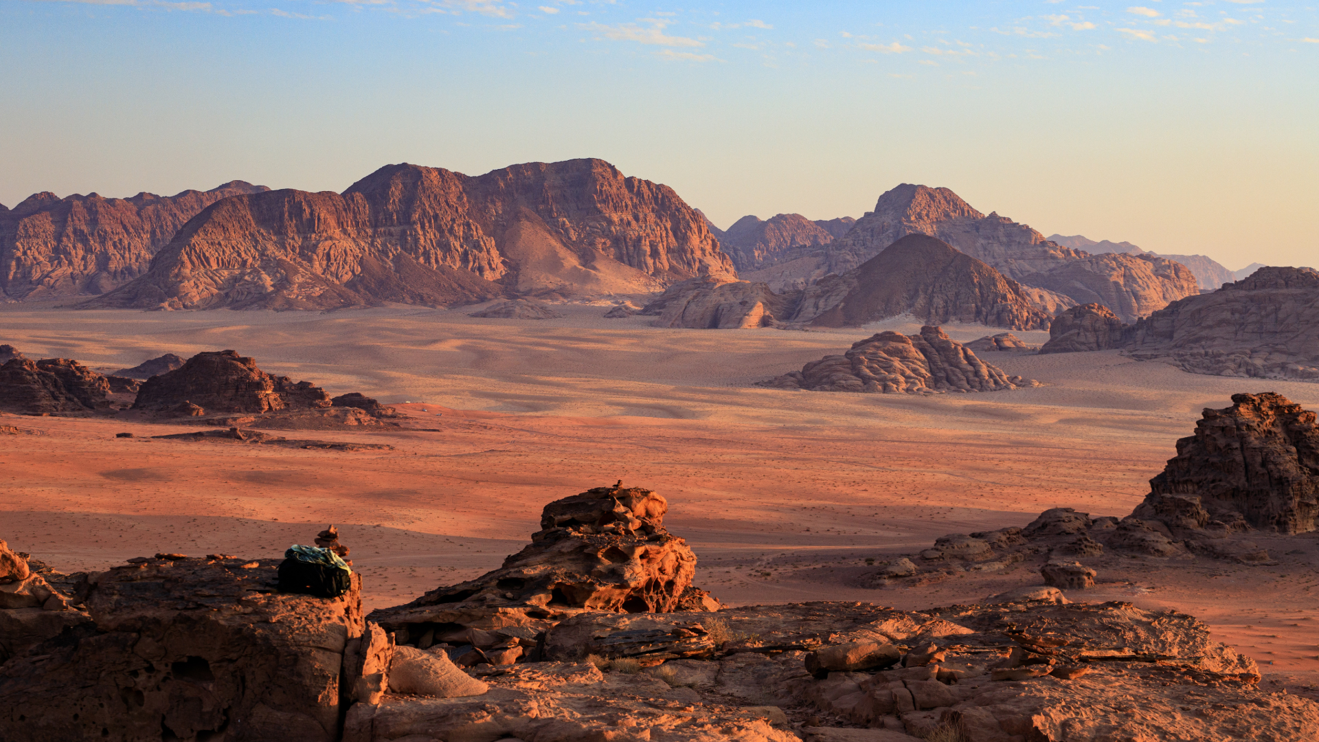 Vue panoramique du désert de Wadi Rum au coucher de soleil