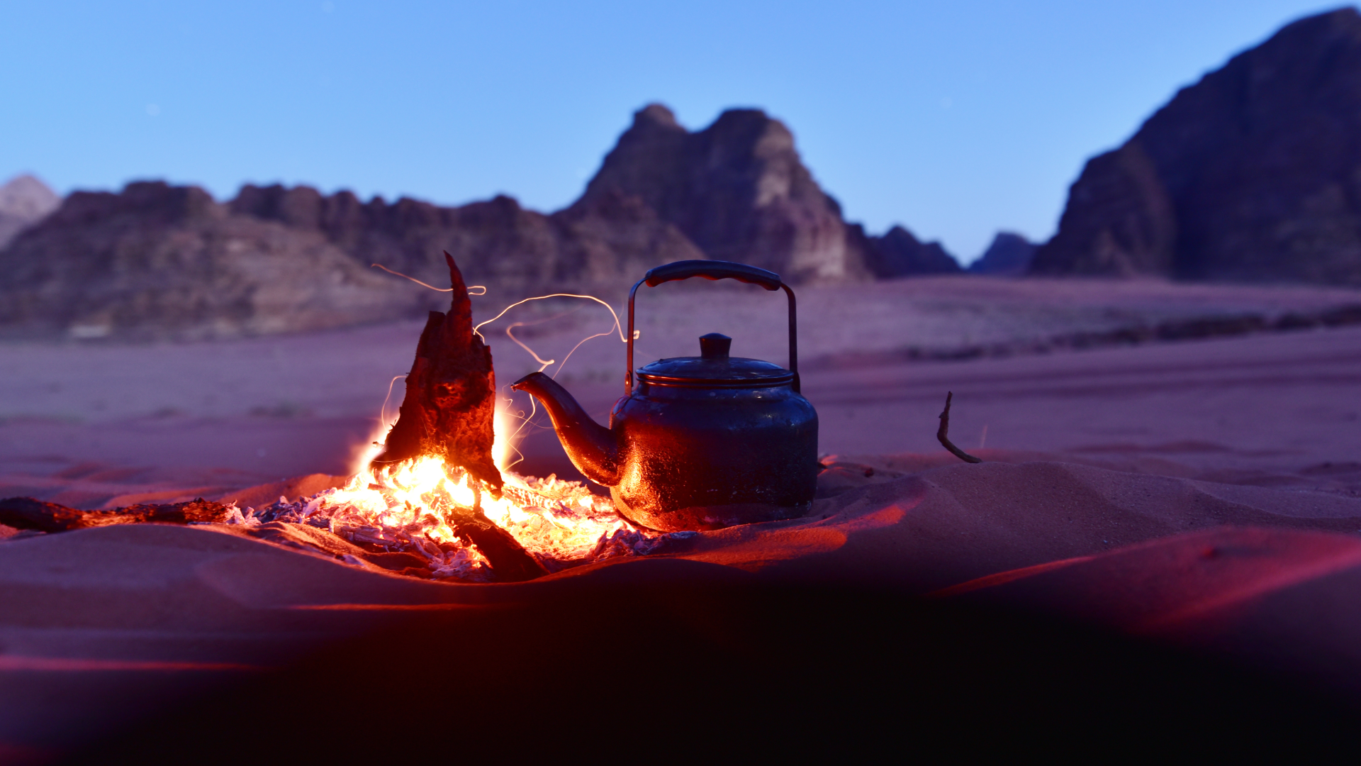 Thé bédouin autour du feu dans le désert de Wadi Rum