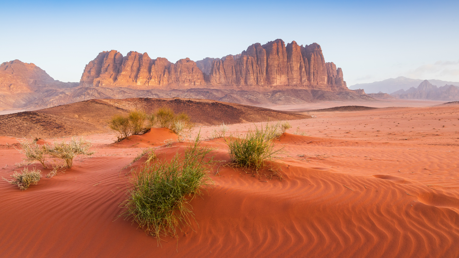 Les montagnes de Wadi Rum sur la route du village