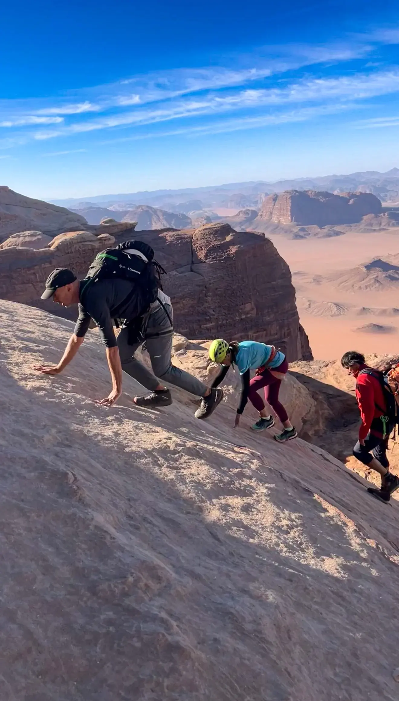 Groupe en ascension sur les dalles du Jebel Rum