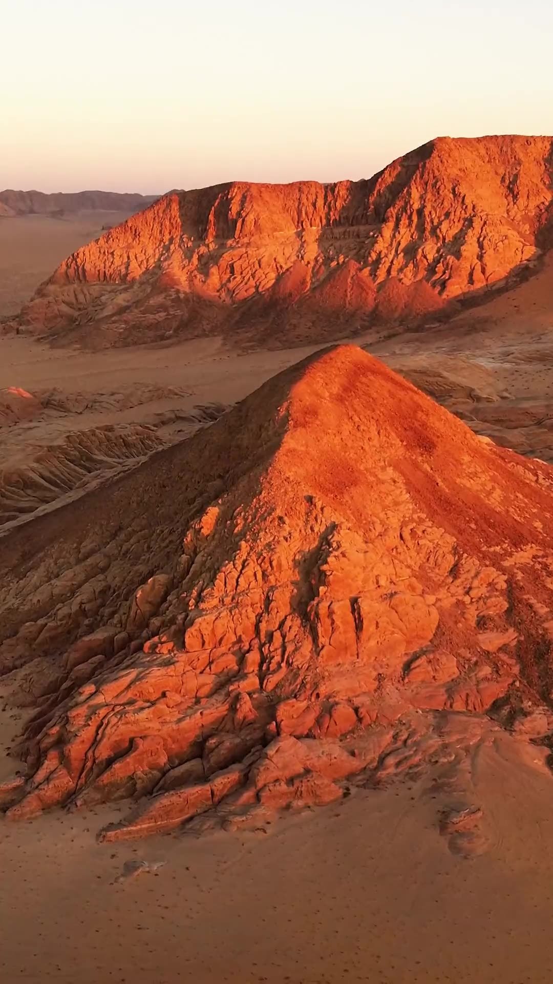Montagnes rouges de Wadi Rum au lever du soleil