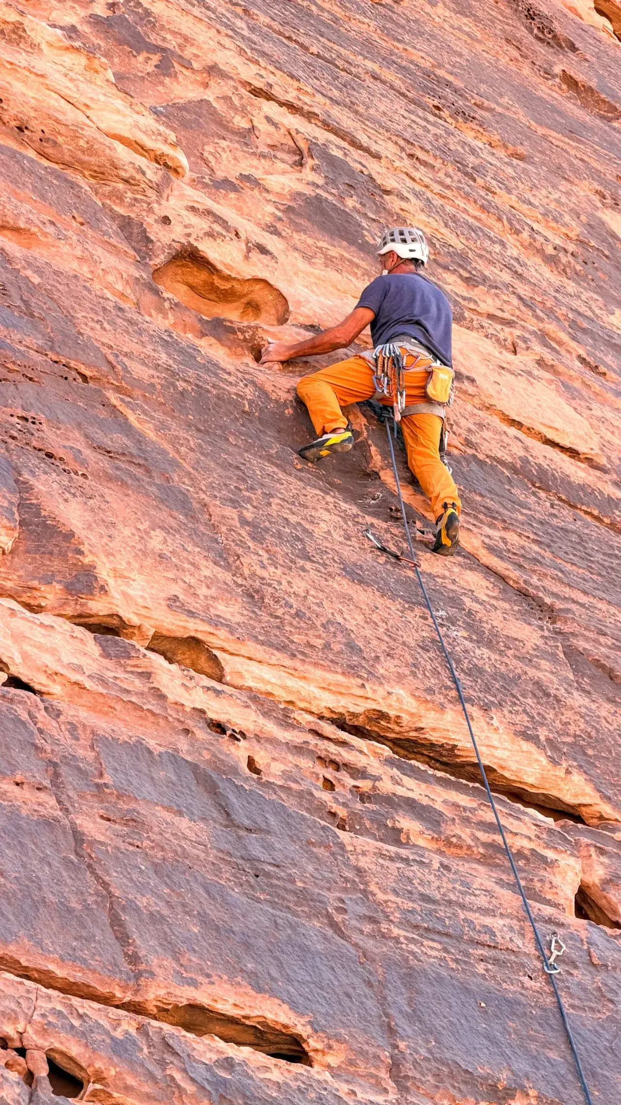 Grimpeur en grande voie à Wadi Rum