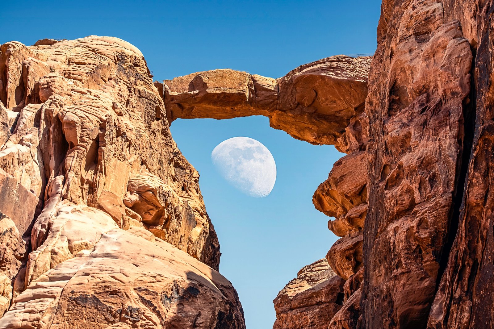 L’arche de Burdah et la lune à Wadi Rum