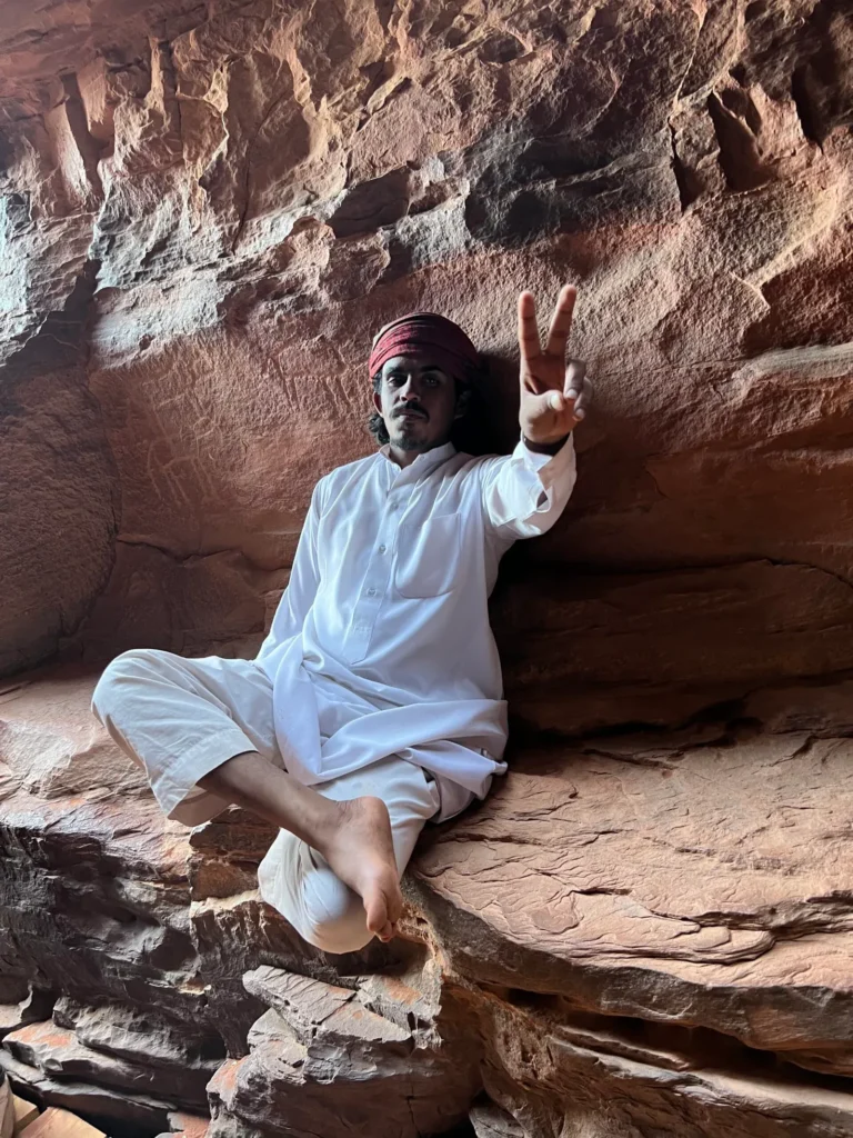 Eid, guide bédouin, assis dans la roche à Wadi Rum
