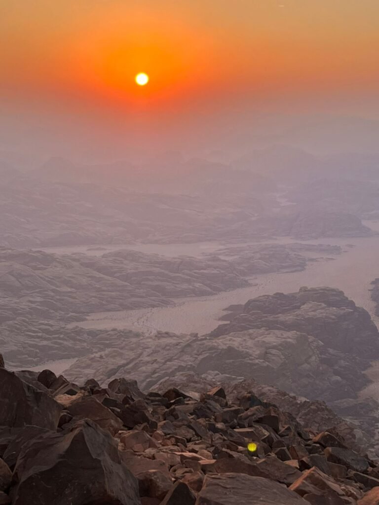 Soleil couchant sur le désert depuis Umm ad Dami