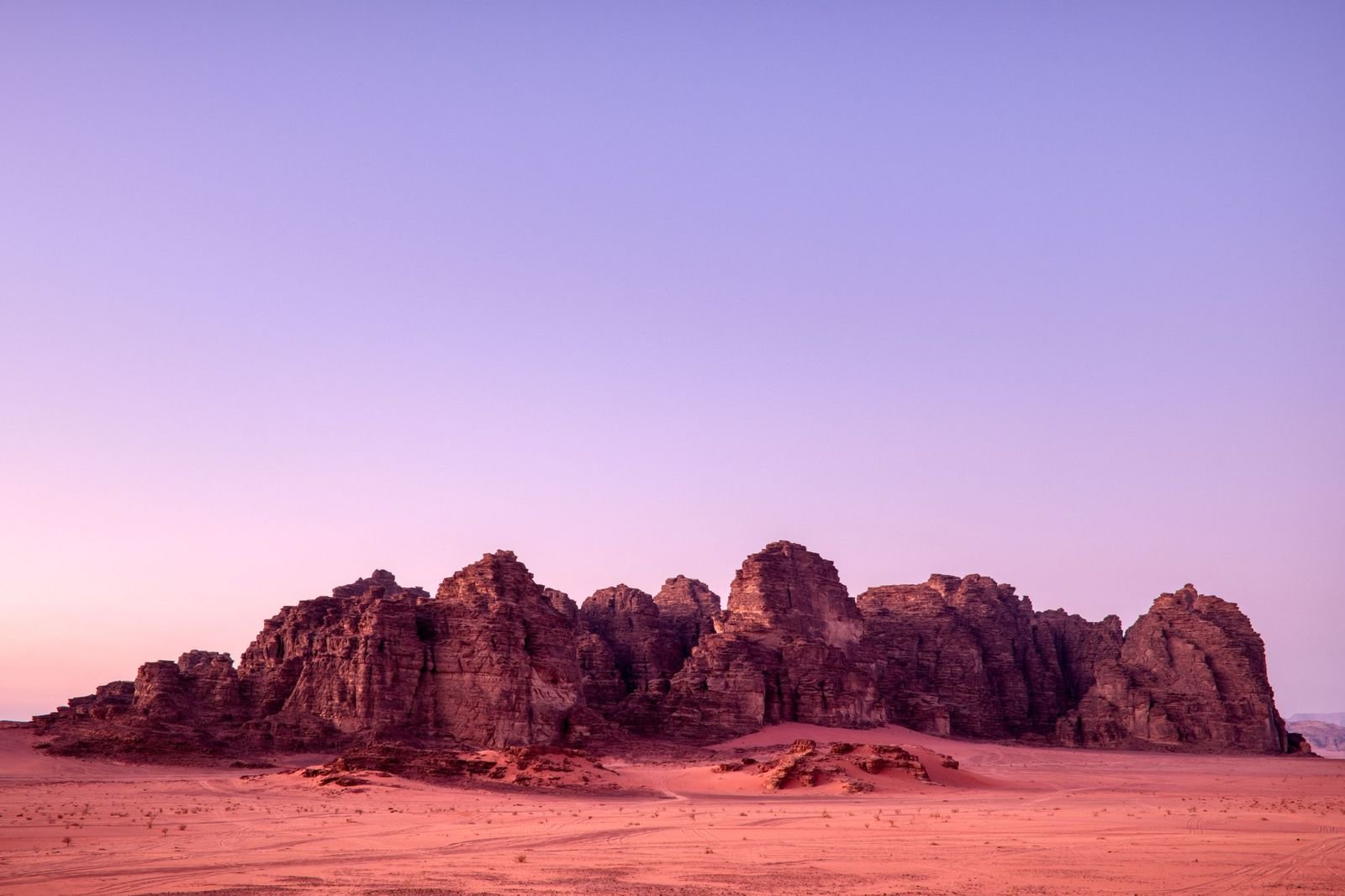 Falaises de Wadi Rum au crépuscule