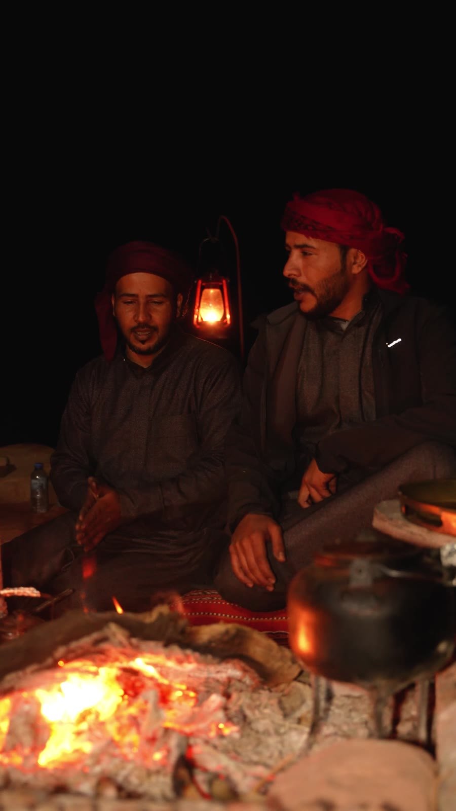 Guides bédouins autour du feu de camp la nuit