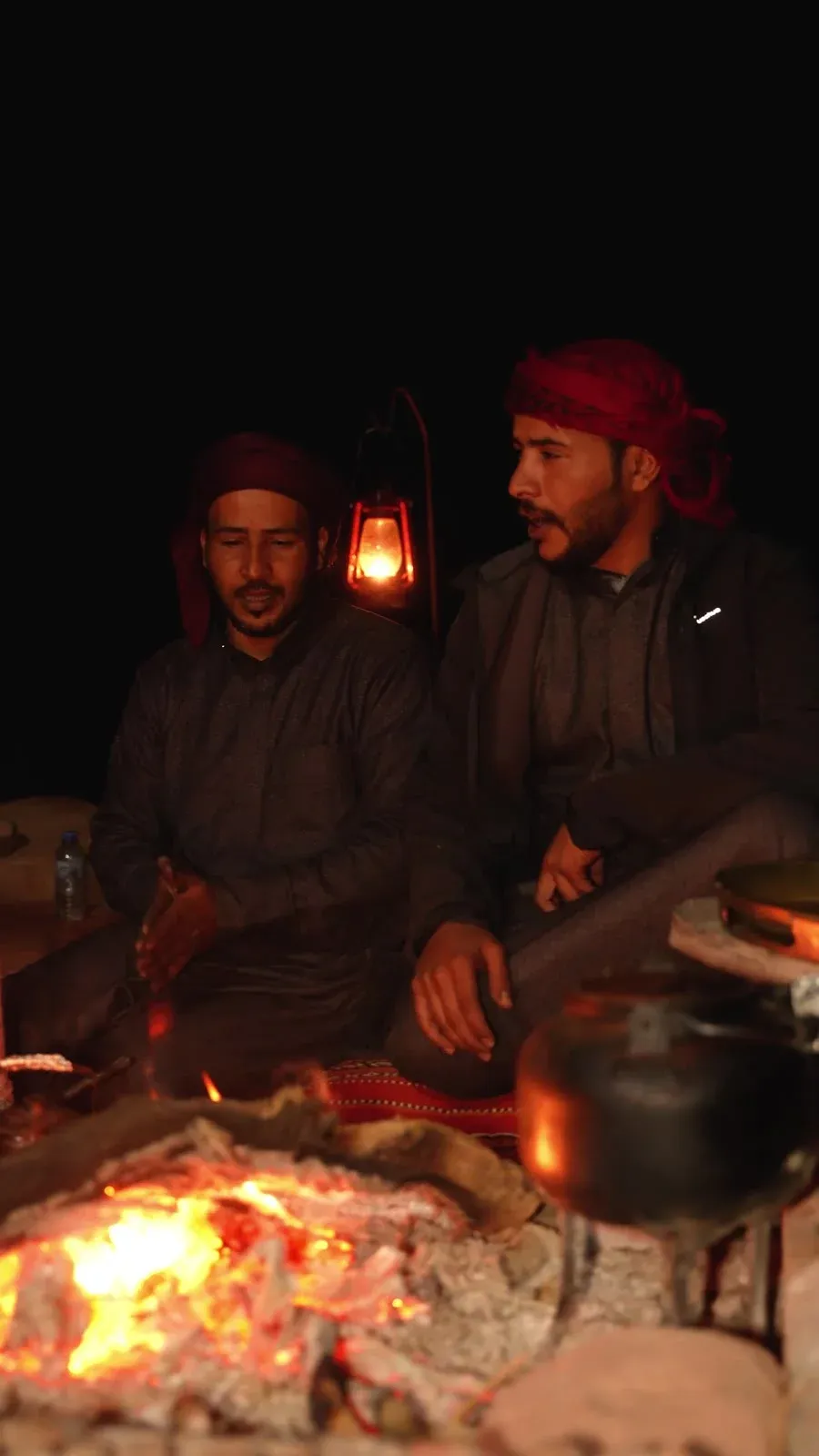 Guides bédouins autour du feu de camp la nuit à Wadi Rum