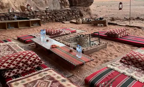 Salon et tables basses dans notre grotte