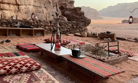 Thé et narguilé autour des tables basses de la grotte