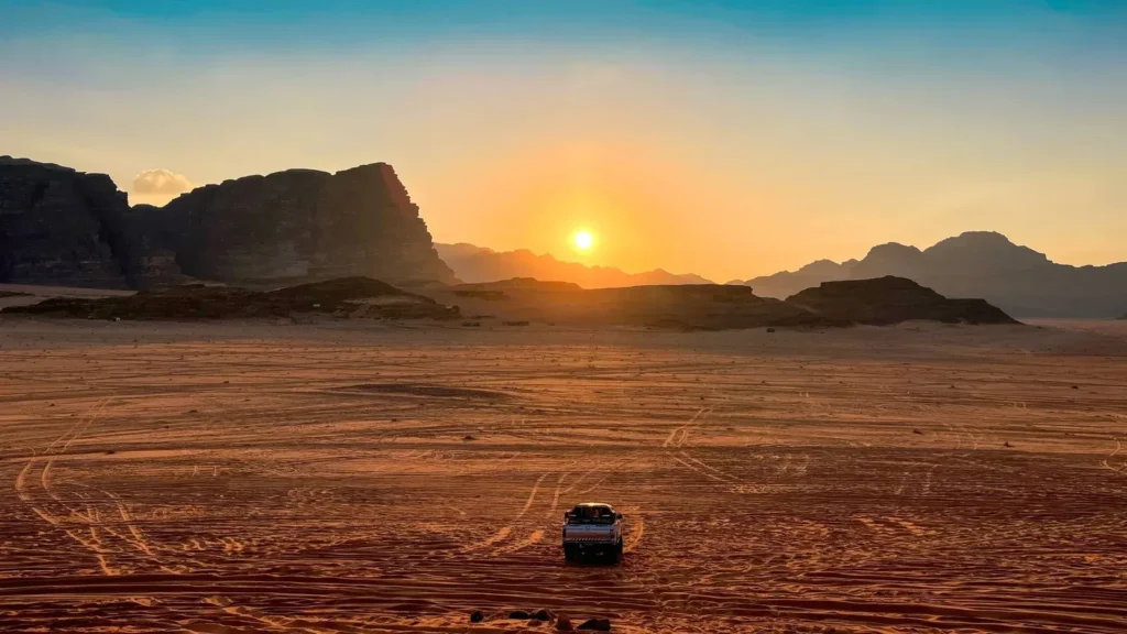 Jeep dans le désert de Wadi Rum au coucher du soleil
