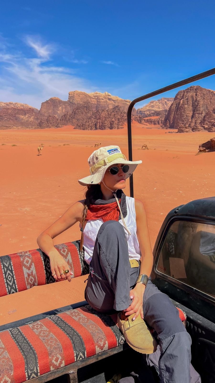Voyageuse à l'arrière d'un 4x4 dans le désert de Wadi Rum
