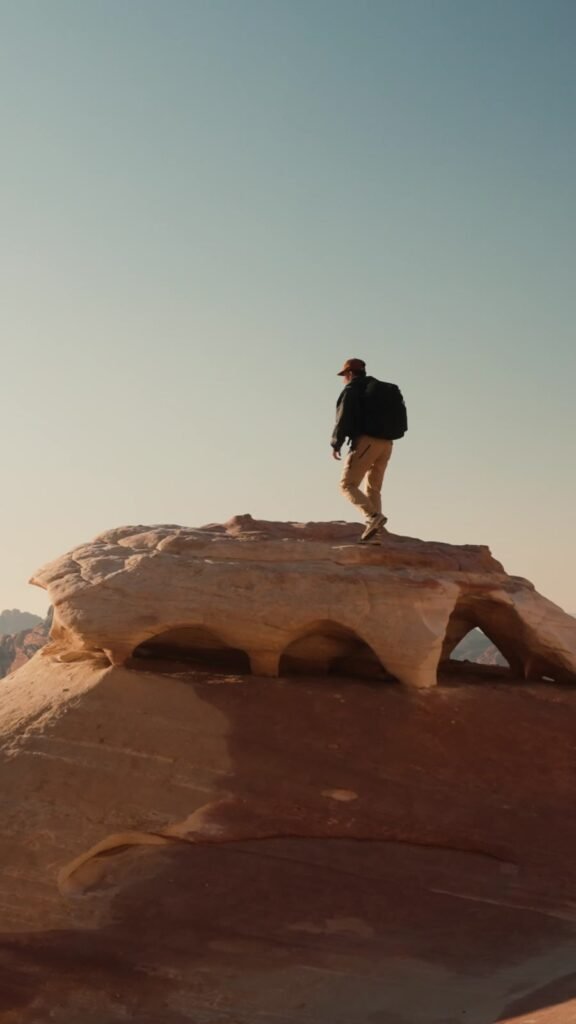 Randonneur au sommet d’un rocher à Wadi Rum