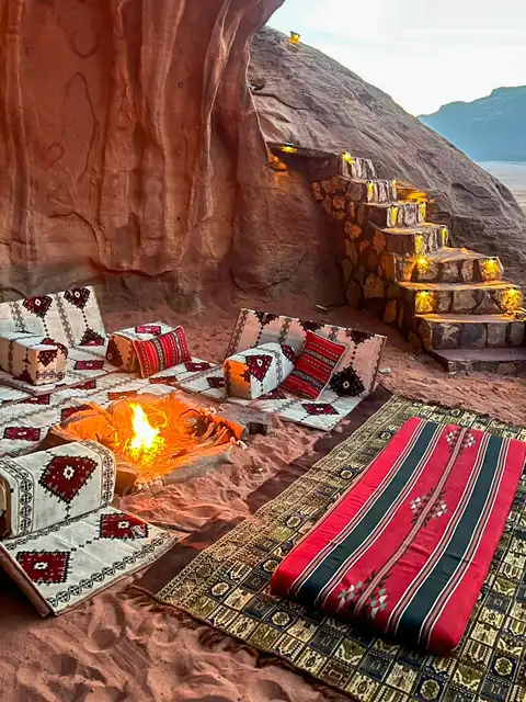 Salon bédouin autour du feu et escalier éclairé de notre grotte à Wadi Rum