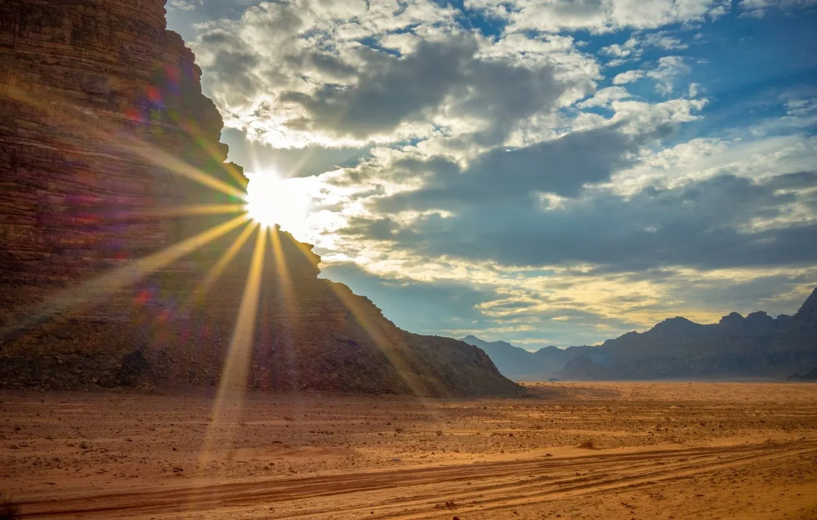 Soleil derrière une falaise de Wadi Rum
