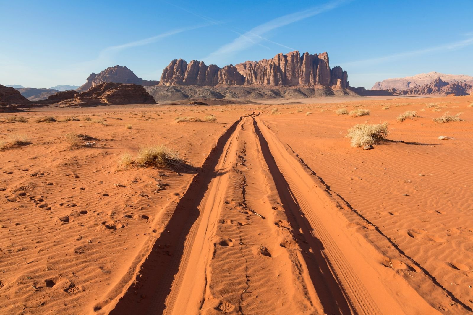 Traces de 4x4 dans le sable rouge de Wadi Rum