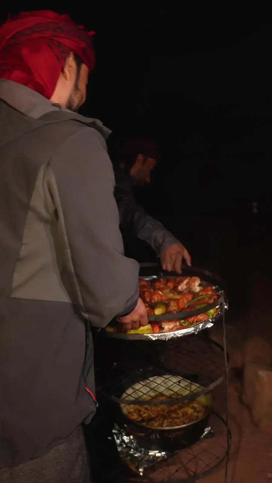 Dîner bédouin servi le soir au camp
