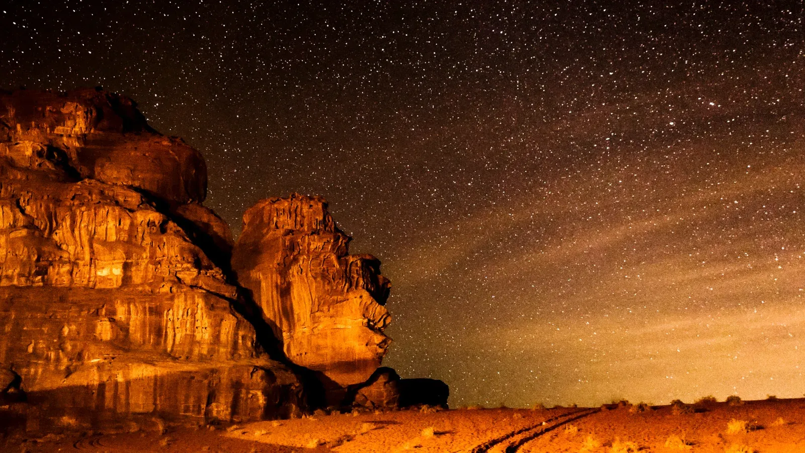 Rochers de grès sous un ciel étoilé à Wadi Rum