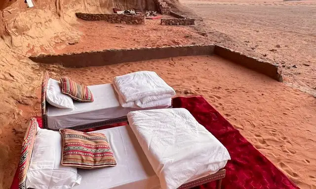 Vrais lits sous les étoiles dans le désert de Wadi Rum