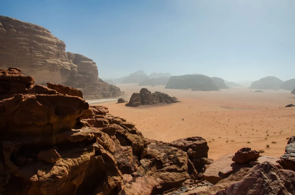Vue sur le désert depuis une falaise de Wadi Rum